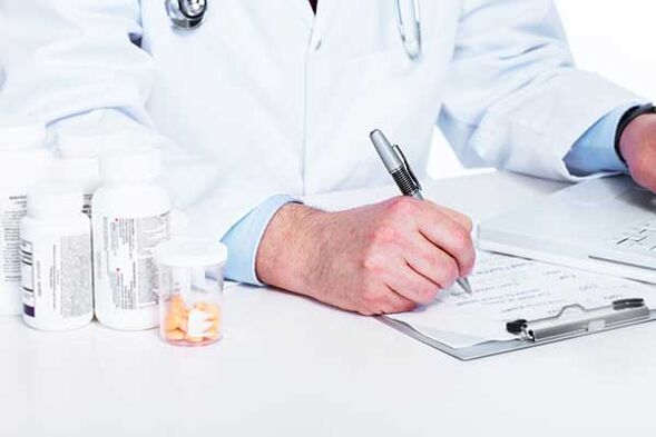 Den Dokter schreift d'Behandlung vu Schmerz an den Hoden aus Opreegung