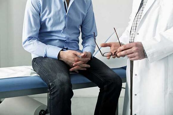en Dokter gesinn fir Péng an den Hoden wann Dir opgereegt ass
